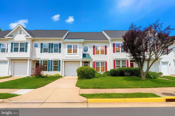 Attached, Exterior, Facade, Rowhouse