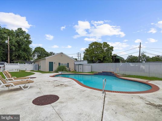 Exterior, Pool