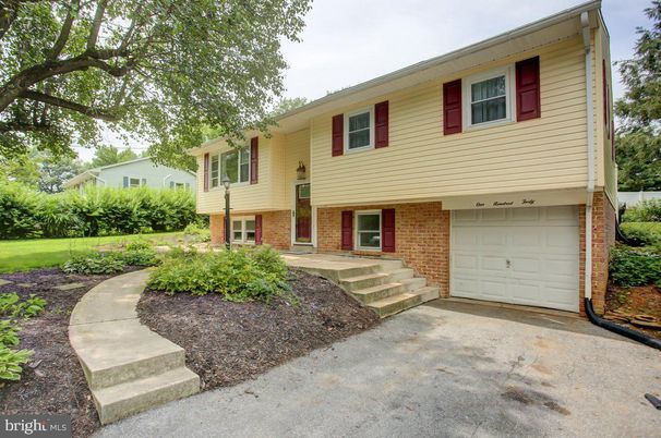 Attached, Exterior, Facade, Brick Facade, Raised Ranch