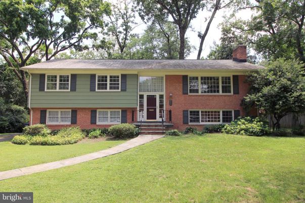 Exterior, Facade, Brick Facade, Raised Ranch