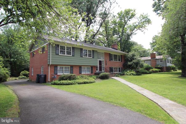 Exterior, Facade, Brick Facade, Raised Ranch