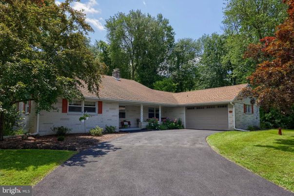 Attached, Exterior, Facade, Ranch