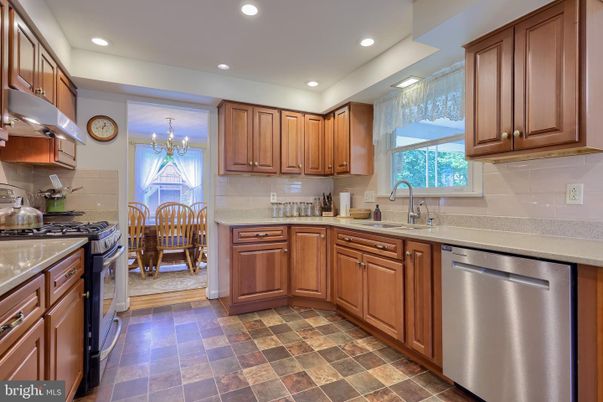 Chandelier, Dining room, Interior, Kitchen, Recessed Lighting, Stainless Steel Appliances