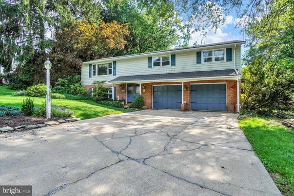 Attached, Exterior, Facade, Brick Facade, Raised Ranch