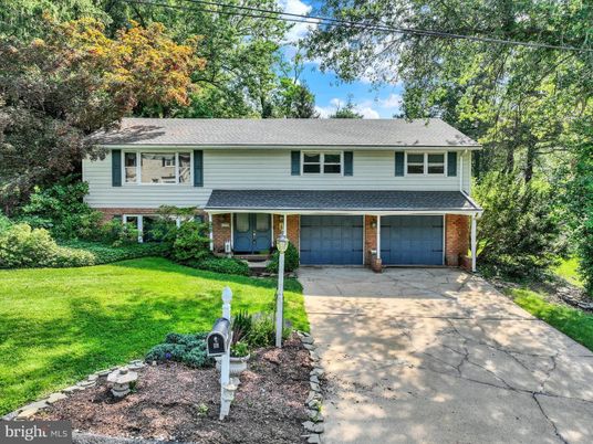 Attached, Exterior, Facade, Brick Facade, Raised Ranch