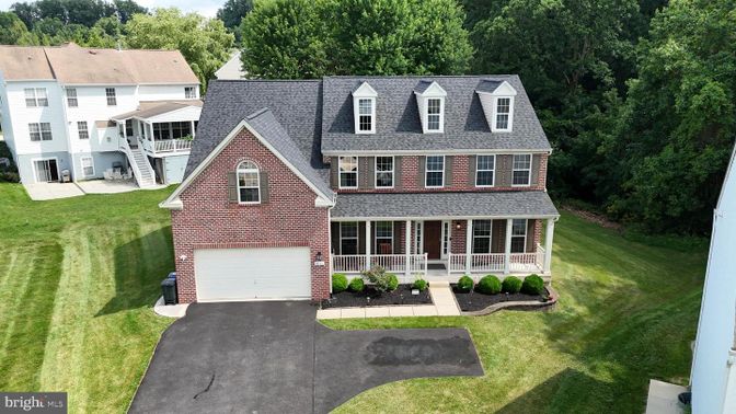 Attached, Exterior, Facade, Brick Facade, Georgian