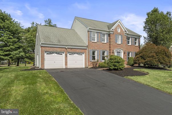 Attached, Exterior, Facade, Brick Facade, Georgian