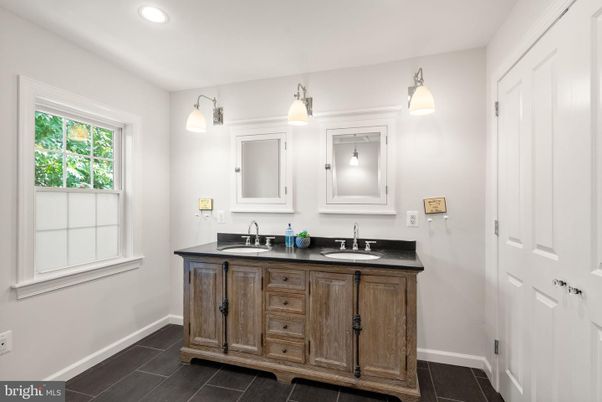 Bathroom, Dual Sink Vanities, Interior, Recessed Lighting