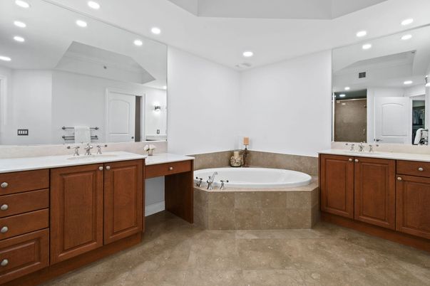Bathroom, Dual Sink Vanities, Interior, Recessed Lighting