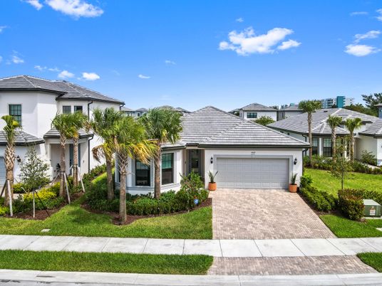 Attached, Exterior, Facade, Mediterranean