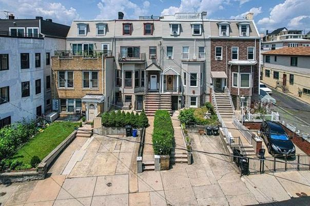 Exterior, Facade, Rowhouse