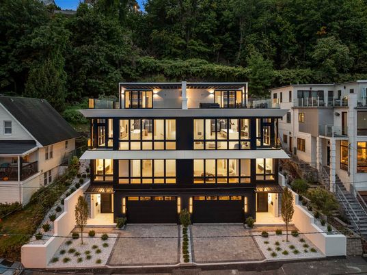 Exterior, Facade, Modern