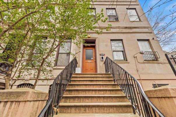 Exterior, Facade, Brownstone