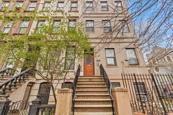Exterior, Facade, Brownstone