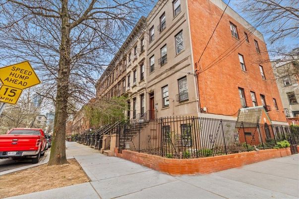 Exterior, Facade, Rowhouse