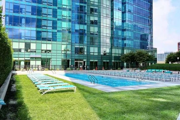 Exterior, Facade, Pool, Highrise