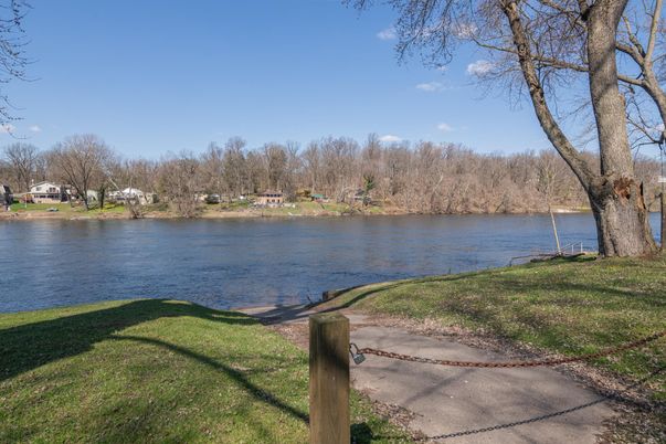 Exterior, Lake