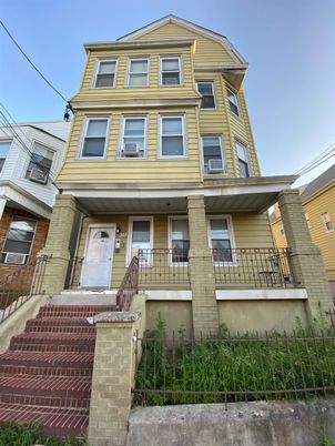 Exterior, Facade, Queen Anne Victorian