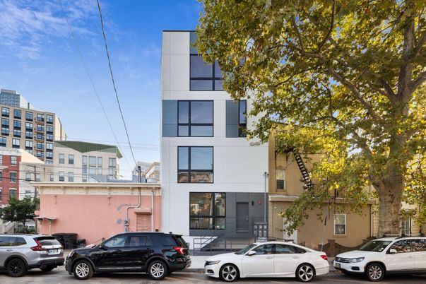 Exterior, Facade, Modern
