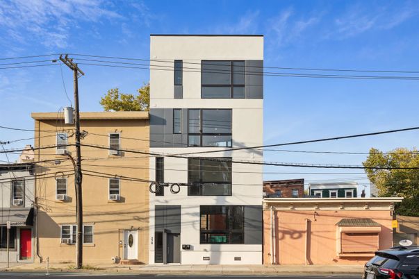 Exterior, Facade, Modern