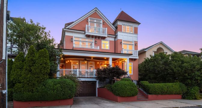 Exterior, Facade, Queen Anne Victorian