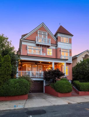 Exterior, Facade, Queen Anne Victorian