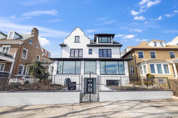 Exterior, Facade, Rowhouse