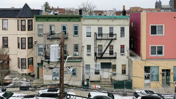 Exterior, Facade, Rowhouse