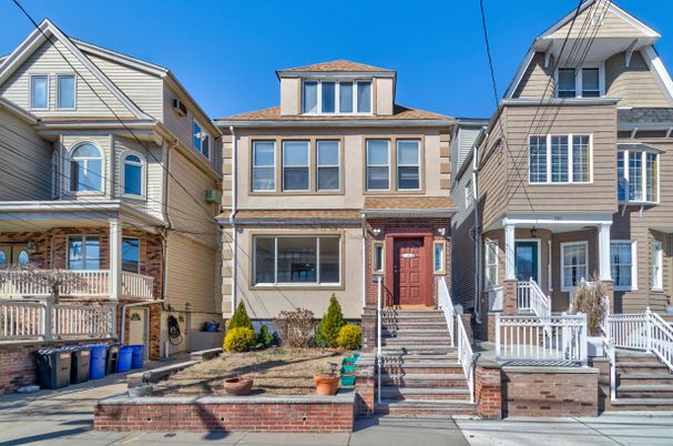 Exterior, Facade, Queen Anne Victorian