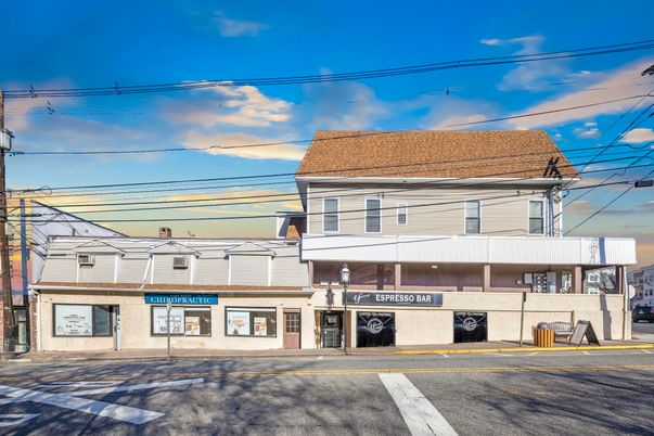 Exterior, Facade, American Foursquare