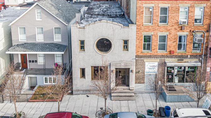 Exterior, Facade, Brick Facade, Rowhouse