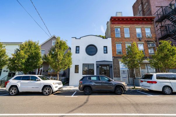 Exterior, Facade, Brick Facade, Rowhouse