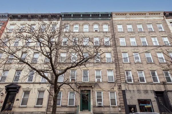 Exterior, Facade, Rowhouse