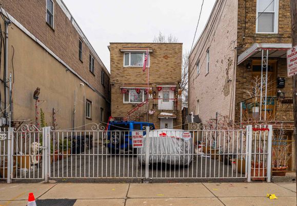 Exterior, Facade, Rowhouse