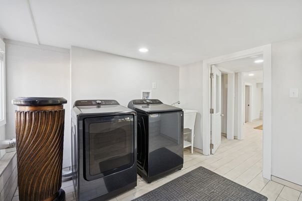 Interior, Recessed Lighting, Washer, Wood Texture Flooring