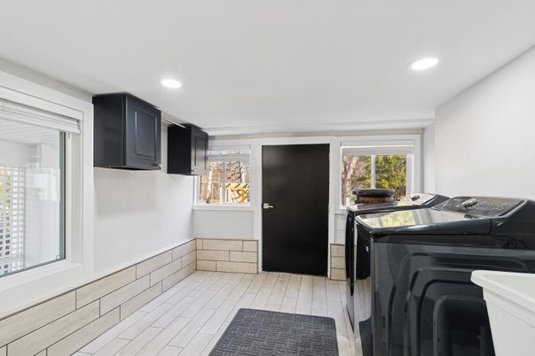 Interior, Recessed Lighting, Washer, Wood Texture Flooring