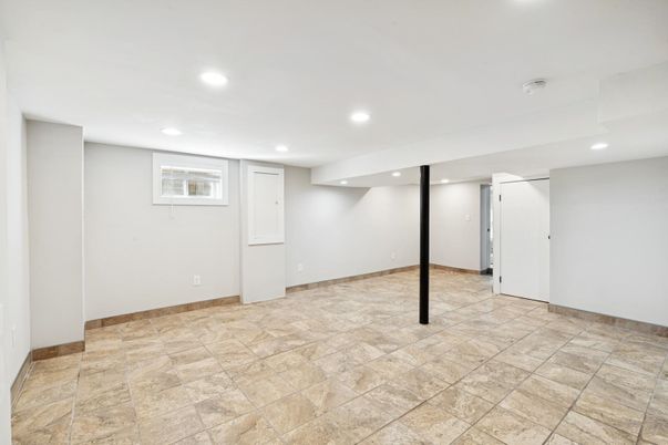 Empty room, Interior, Recessed Lighting