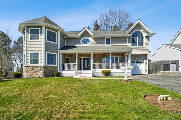 Attached, Exterior, Facade, Queen Anne Victorian