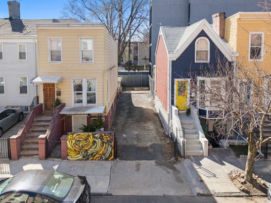 Exterior, Facade, Rowhouse