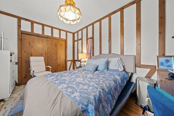 Bedroom, Interior, Pendant Lights, Wood Texture Flooring