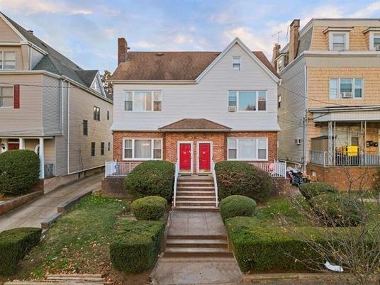 Exterior, Facade, Brick Facade, Rowhouse