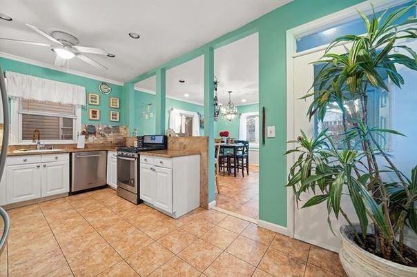 Chandelier, Dining room, Interior, Kitchen, Recessed Lighting, Stainless Steel Appliances