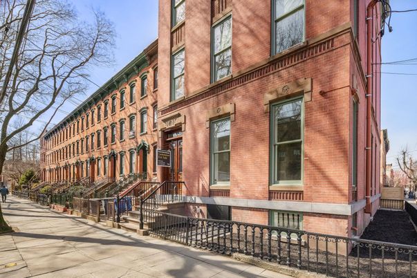 Exterior, Facade, Brick Facade, Chicago School