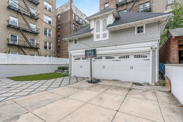 Attached, Exterior, Facade, Rowhouse