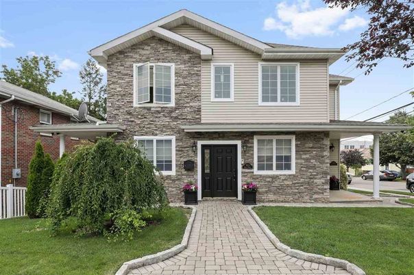 Exterior, Facade, Brick Facade, American Craftsman