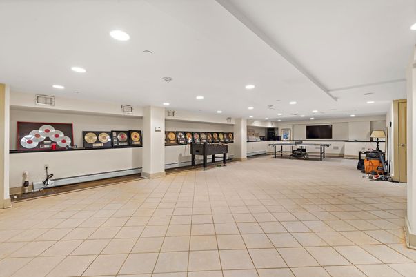 Game Room, Interior, Recessed Lighting