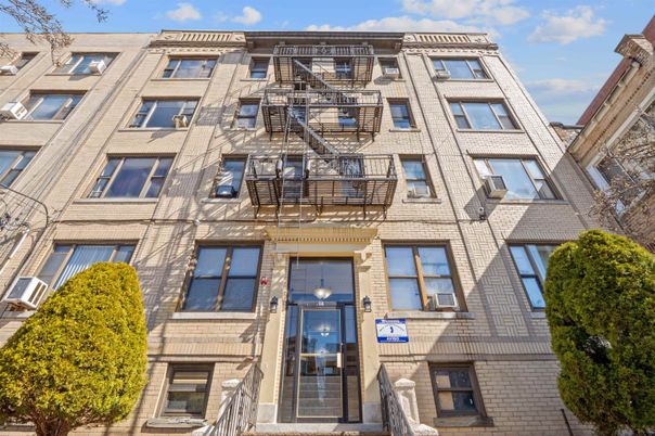Exterior, Facade, Rowhouse