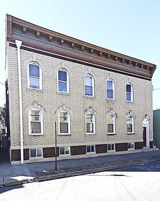 Exterior, Facade, Brick Facade, Chicago School