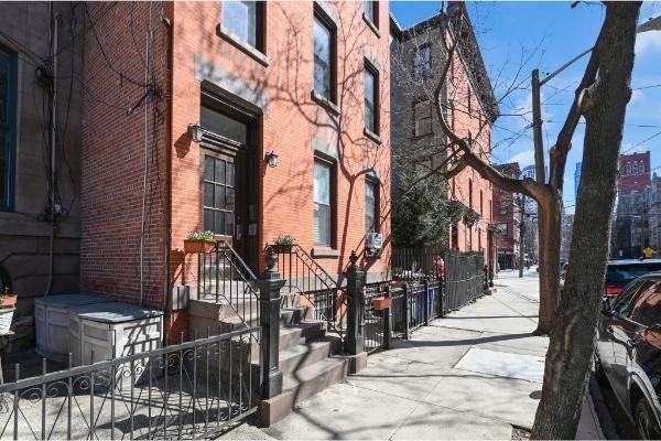 Exterior, Facade, Brick Facade, Rowhouse