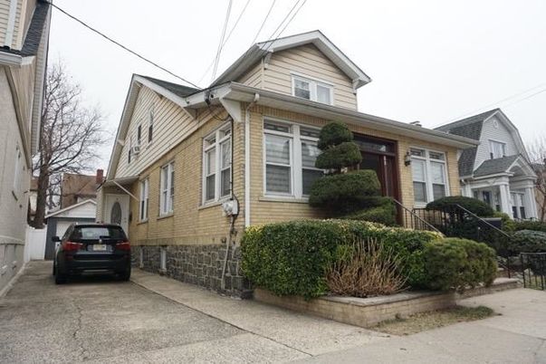 Exterior, Facade, Brick Facade, Queen Anne Victorian